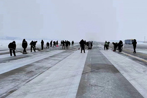 信陽(yáng)明港機(jī)場(chǎng)抗擊冰雪，護(hù)航旅客回家路
